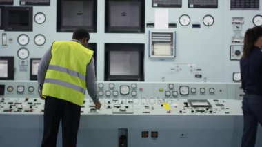 4 k karışık etnik grup güç istasyonu kontrol odasında çalışan mühendis