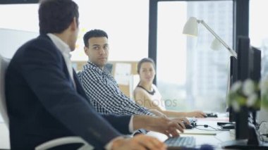 bilgisayar çalışma ve sohbet Şehir Ofisi 4 k neşeli işçi