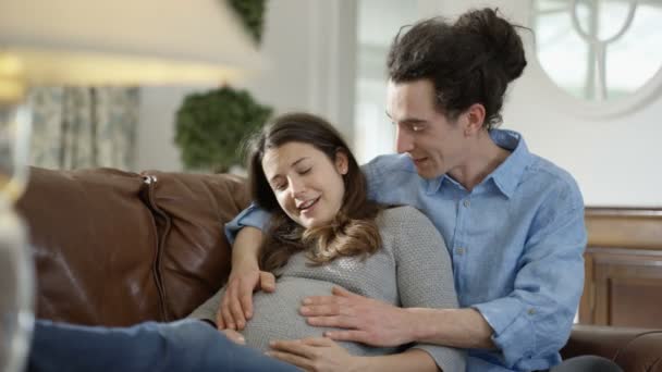 Fröhliches Paar Erwartet Ein Baby Das Sich Hause Entspannt — Stockvideo