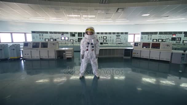 Astronauta Sozinho Sala Controle Operações — Vídeo de Stock