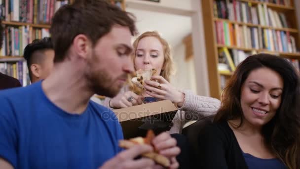 Große Gruppe Glücklicher Junger Freunde Die Hause Pizza Zum Mitnehmen — Stockvideo