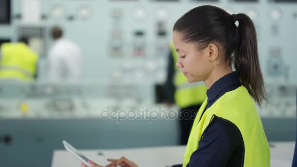 Travailleur Souriant Dans Salle Contrôle Centrale Électrique Regardant Tablette Ordinateur — Video