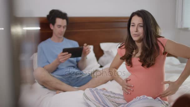 夫妇期待婴儿在床上 妇女开始收缩 — 图库视频影像