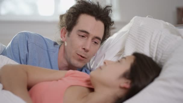 Człowiek Próbuje Wszcząć Uczucia Swoim Partnerem Łóżku Ale Bez Powodzenia — Wideo stockowe