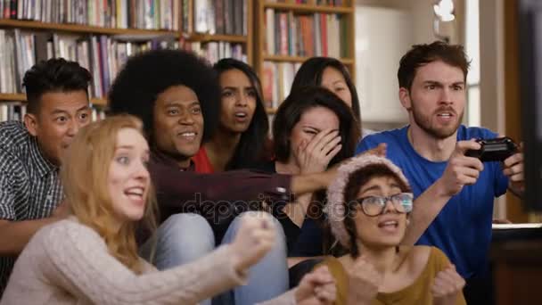 Gran Grupo Jóvenes Amigos Felices Pasando Rato Jugando Videojuegos Casa — Vídeo de stock