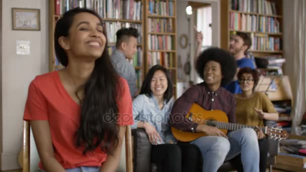 Portret Młodej Kobiety Szczęśliwy Mieszkaniu Potworów Grać Gitarze Tle — Wideo stockowe