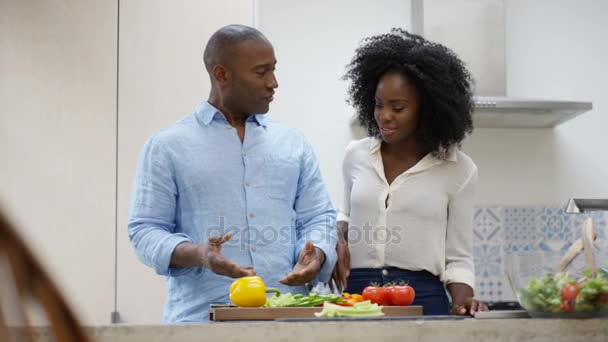 Feliz Casal Afetuoso Preparar Uma Refeição Juntos Cozinha Casa — Vídeo de Stock