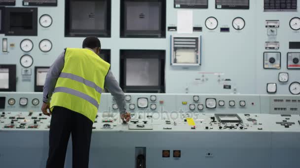 Equipo Mixto Etnia Ingenieros Que Trabajan Sala Control Central Eléctrica — Vídeos de Stock