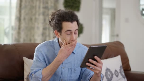 Homem Internet Com Tablet Cartão Crédito Reagindo Mal Algo Que — Vídeo de Stock