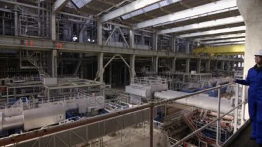 büyük endüstriyel enerji santrali ve yürüyüş gülümseyen kadın mühendis 4 k iç görünüm