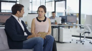 4 k iş takım toplantıda modern ofis, tablet vasıl arıyorsunuz ve fikirleri tartışmak