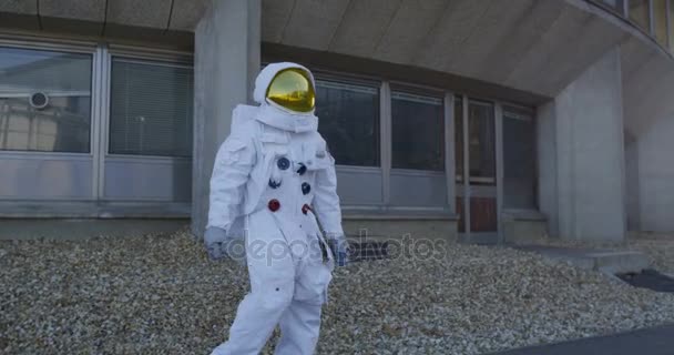 Astronaut Hledají Známky Života Mimo Opuštěná Elektrárna — Stock video
