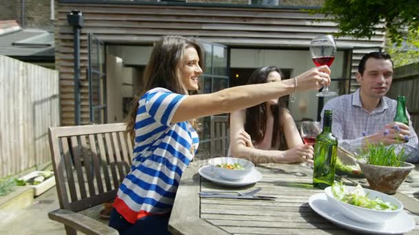 Des Amis Heureux Qui Déjeunent Boivent Dans Jardin Jour Été — Video