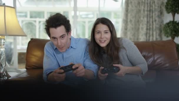 Casal Competitivo Jogar Jogos Vídeo Juntos Casa — Vídeo de Stock