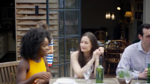 Amigos Felices Disfrutando Del Almuerzo Bebidas Jardín Día Verano Levantando — Vídeo de stock