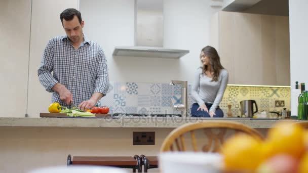 Affectionate Para Przygotowywania Posiłku Razem Kuchni Domu — Wideo stockowe