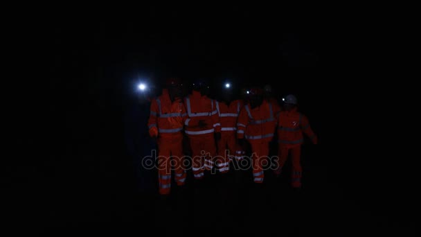 Takım Yeraltından Geliyor Gün Işığından Yararlanma Yürüyüş Yakıt Fabrikasında Işçilerin — Stok video