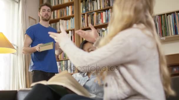 Skupina Studentů Relaxační Čtení Knih Společně Sdílené Ubytování — Stock video