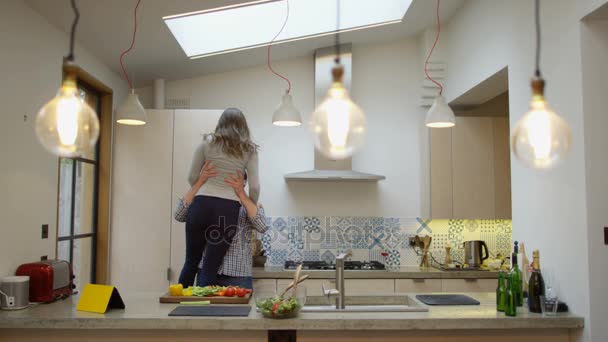 Onlar Bir Yemek Birlikte Evde Mutfakta Hazırlanması Sırasında Dans Mutlu — Stok video