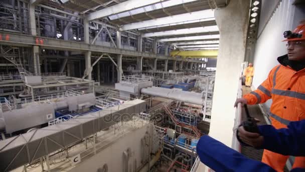 Vista Interior Enorme Usina Industrial Com Engenheiros Masculinos Femininos — Vídeo de Stock