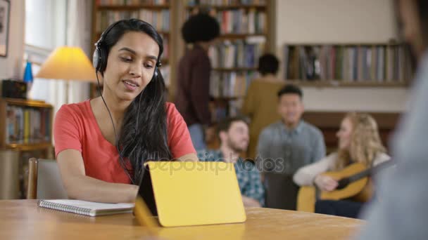 Πορτρέτο Χαμογελώντας Φοιτητής Εργάζεται Στο Tablet Και Φορώντας Ακουστικά Φοιτητική — Αρχείο Βίντεο