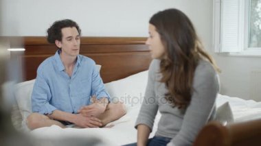 Yatak odasında duygusal konuşmayı ilişki sorunları ile 4k Çift