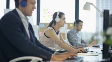 4 k işçilerin çalışma ve kulaklık üzerinden müzik ofis 