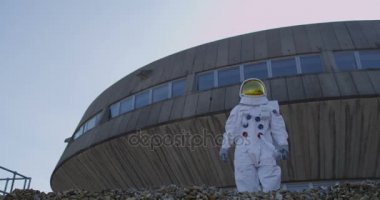 4k astronot terk edilmiş güç istasyonu dışında hayat belirtileri için arıyorsunuz