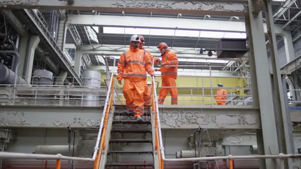 Les Travailleurs Centrale Marchent Dans Bâtiment Discutent Des Opérations — Video