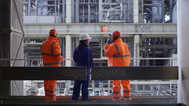 Ingenieros Masculinos Femeninos Que Realizan Comprobaciones Central Eléctrica — Vídeos de Stock