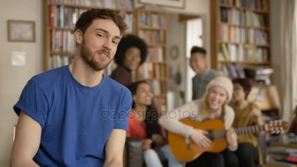 Retrato Jovem Feliz Apartamento Compartilhado Com Demônios Tocando Guitarra Fundo — Vídeo de Stock