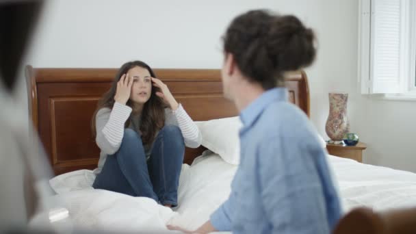 Koppel Met Relatieproblemen Met Emotionele Gesprek Slaapkamer — Stockvideo