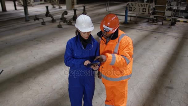 Ingenieros Masculinos Femeninos Central Eléctrica Mirando Tableta Del Ordenador — Vídeos de Stock