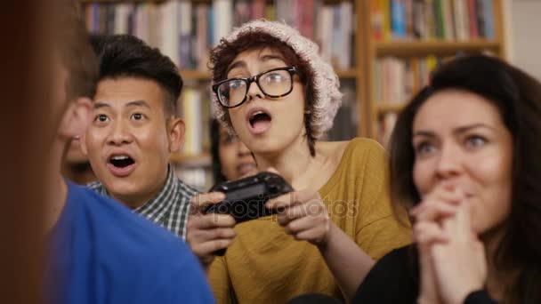 Grote Groep Gelukkige Jonge Vrienden Opknoping Uit Spelen Van Videospellen — Stockvideo