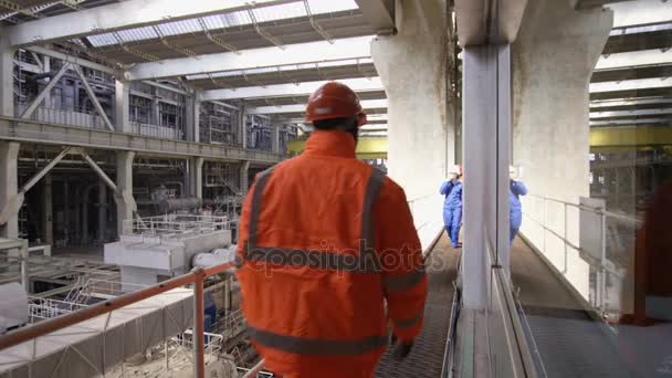 Vista Interior Usina Energia Industrial Engenheiros Caminhando Através Edifício — Vídeo de Stock