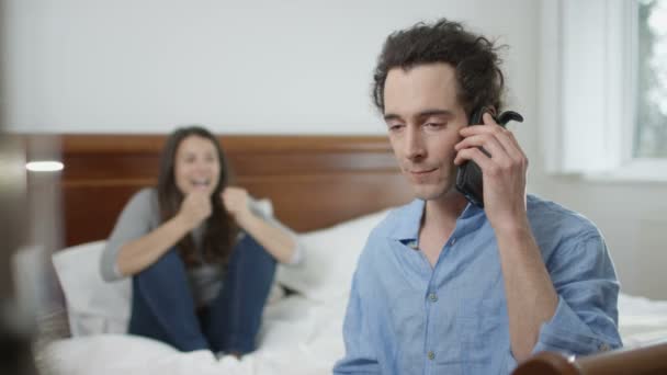 Casal Feliz Quarto Casa Receber Boas Notícias Telefonema — Vídeo de Stock