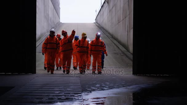 Trabajadores Una Planta Combustible Caminando Hacia Oscuridad Preparándose Para Bajo — Vídeo de stock