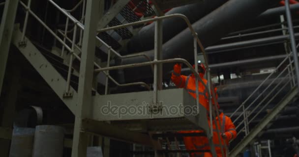 Ingenieurs Energiesector Plant Doorlopen Operaties Bespreken — Stockvideo
