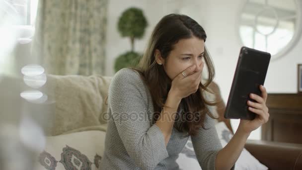 Mulher Triste Fazendo Chamada Vídeo Emocional Tablet Computador — Vídeo de Stock