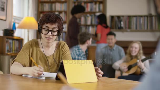 Πορτρέτο Χαμογελώντας Φοιτητής Εργάζεται Στο Tablet Και Φορώντας Ακουστικά Φοιτητική — Αρχείο Βίντεο