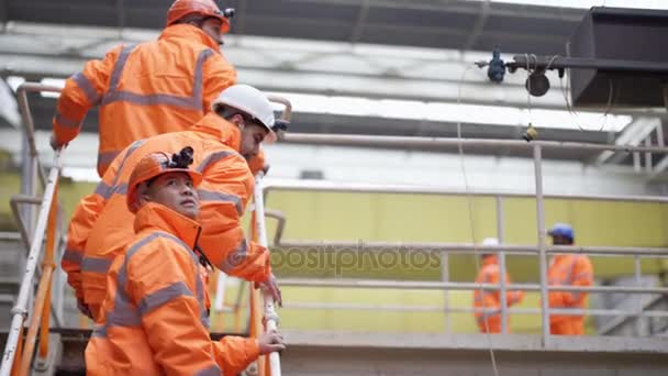 Trabajadores Central Eléctrica Caminando Por Edificio Discutiendo Operaciones — Vídeos de Stock