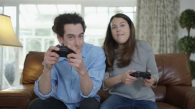 4 k rekabetçi çift birlikte evde video oyunları oynamak