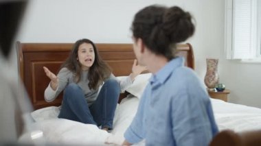Yatak odasında duygusal konuşmayı ilişki sorunları ile 4k Çift