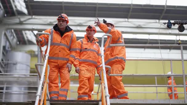 Trabajadores Central Eléctrica Caminando Por Edificio Discutiendo Operaciones — Vídeo de stock