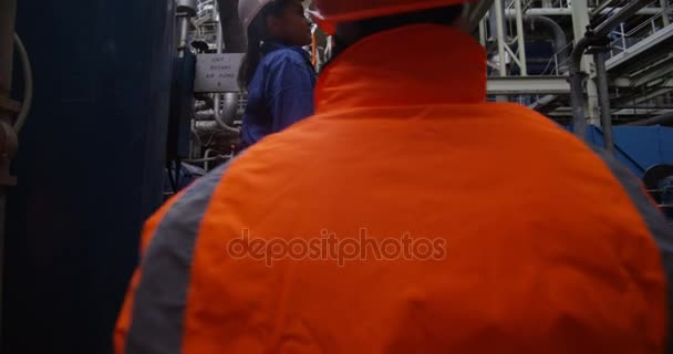 Инженеров Энергетике Проходят Заводу Обсуждают Операции — стоковое видео