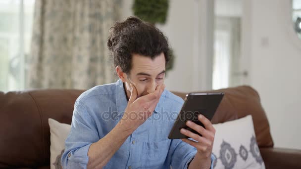 Hombre Internet Con Tableta Tarjeta Crédito Reaccionando Mal Algo Que — Vídeos de Stock