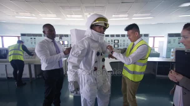 Astronaute Avec Des Scientifiques Dans Salle Contrôle Agence Spatiale Préparant — Video