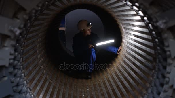 Ingénieur Femelle Centrale Utilisant Lampe Pour Inspecter Générateur — Video