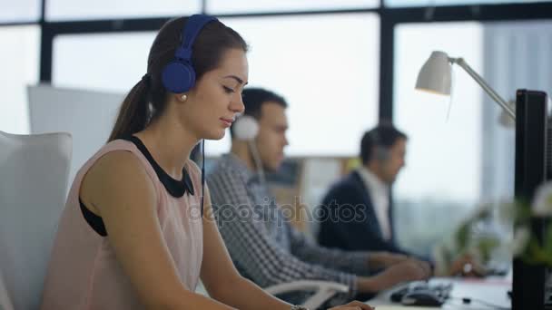 Retrato Una Mujer Negocios Sonriente Trabajando Computadora Oficina Moderna — Vídeos de Stock