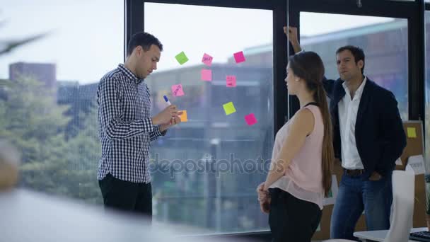 Business Team Moderna Kontor Brainstorming Med Färgade Anteckningar Fönster — Stockvideo